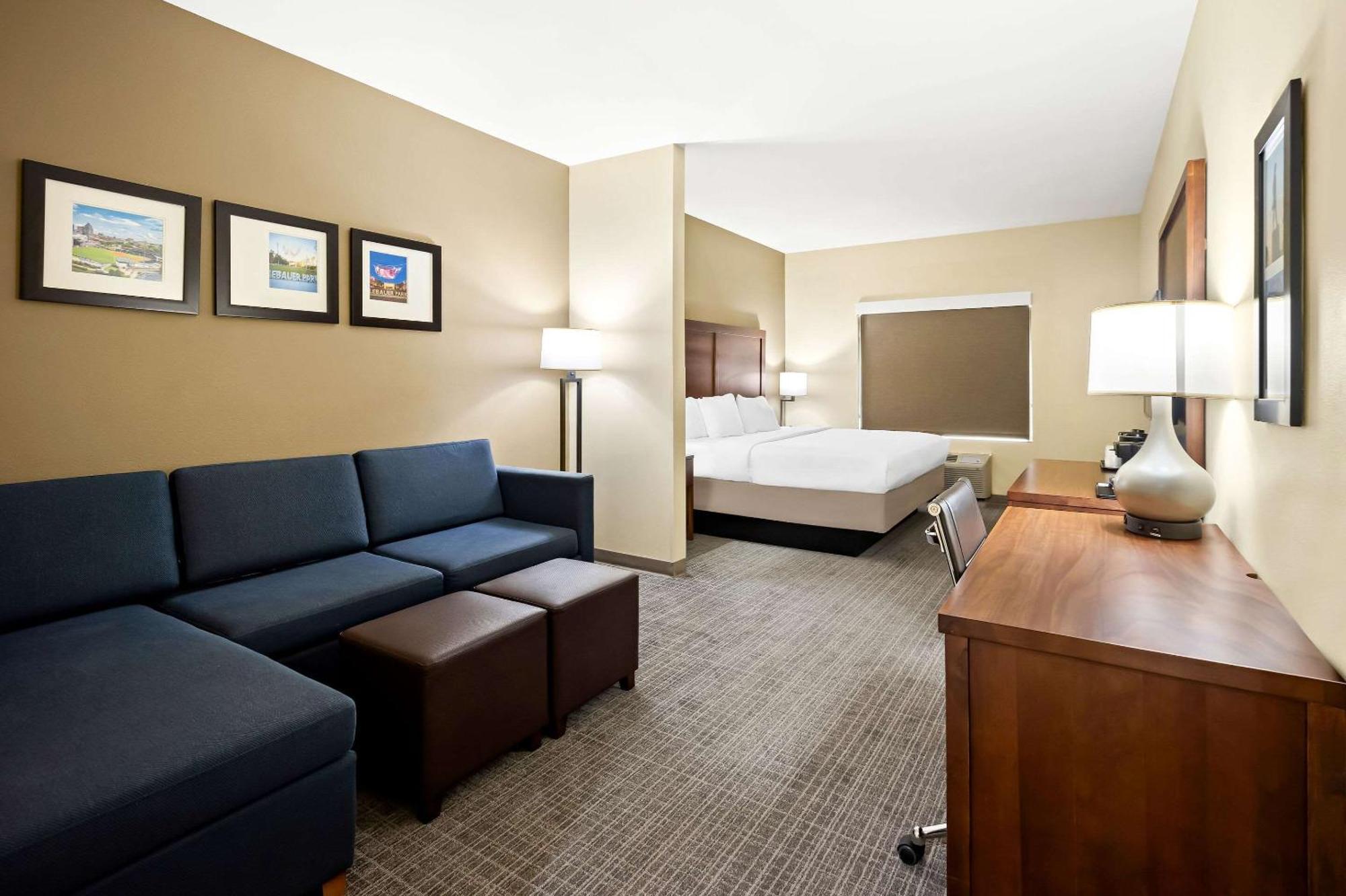 Comfort Inn & Suites High Point - 아키데일 외부 사진
